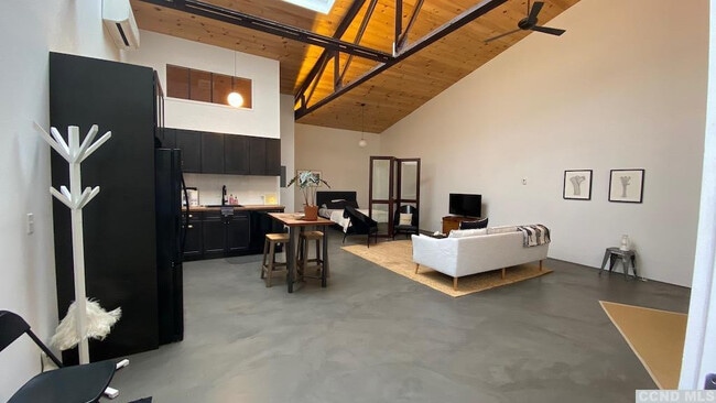 Building Photo - 747 1/2 Columbia St