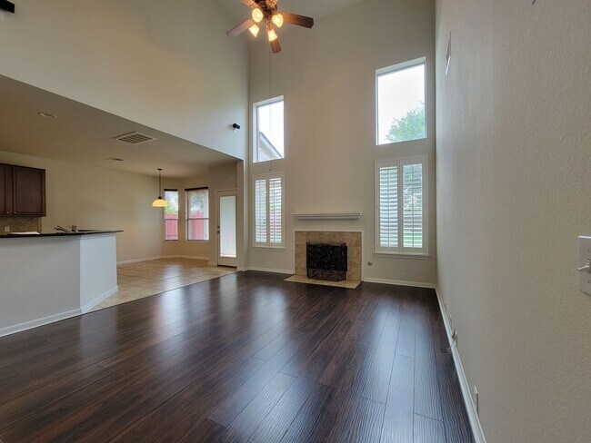 Foto del edificio - Charming & Spacious 4/BR 3/BR Home – Pet F...