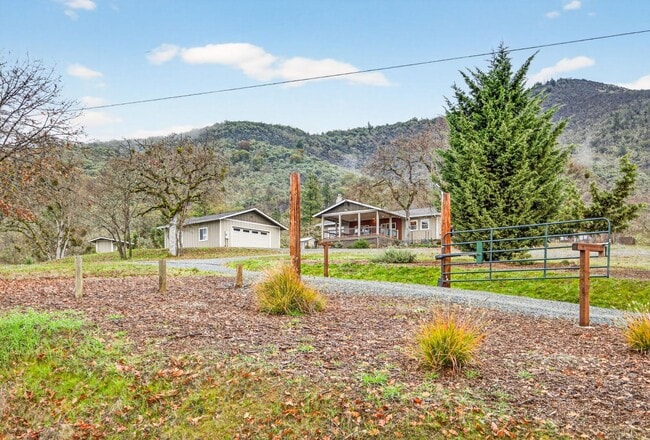 Foto del edificio - 860 Humbug Creek Rd