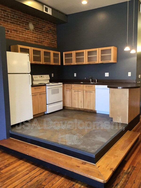 Primary Photo - 220-224-224 E 4th St