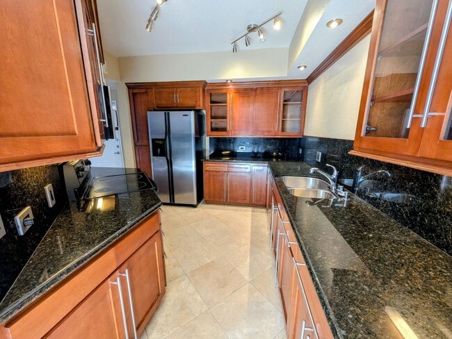 Building Photo - Walk-Up Townhouse in Downtown SD -  Dual Master 2 Bed 3 Bath with Brand New Flooring!