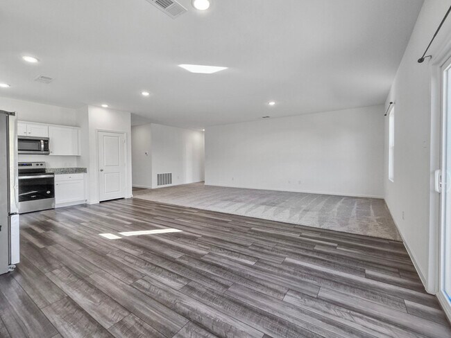 Foto del edificio - 3BR House • 2-Car Garage • In-Unit Washer/Dryer in Crowley