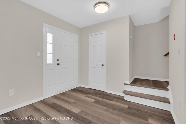 Building Photo - 971 Lily Ct