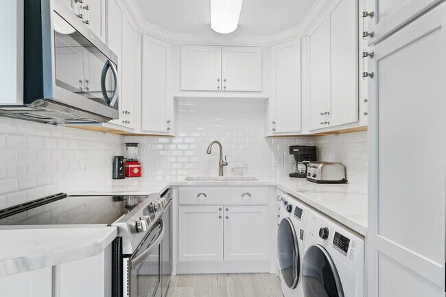 Building Photo - 8743 Thomas Dr