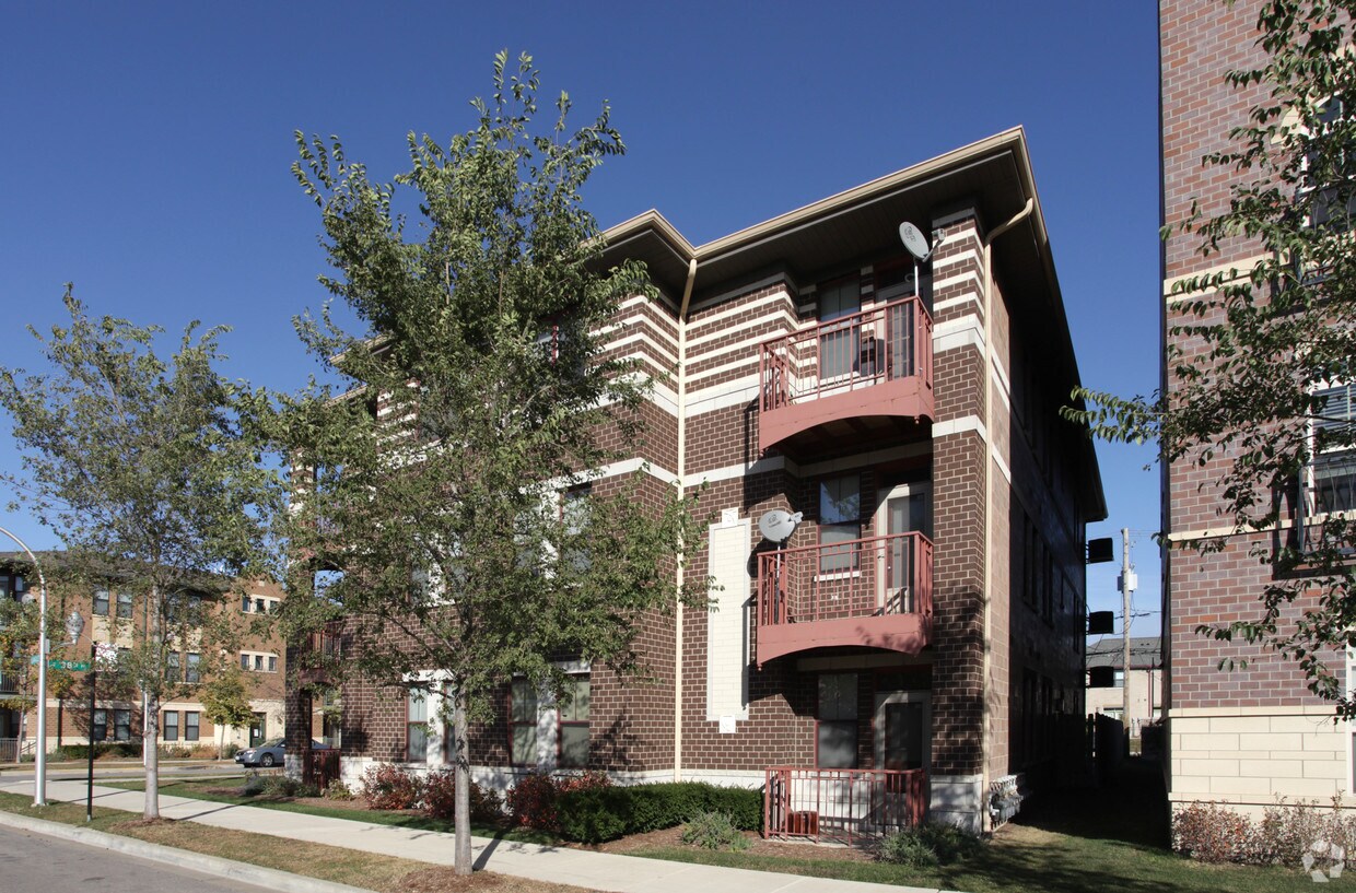 Building Photo - 707 E 38th Pl