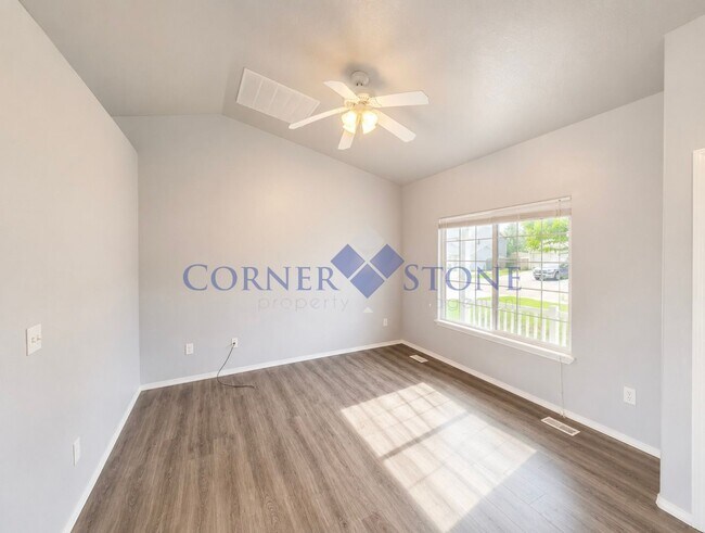 Foto del edificio - Bright & Open 3-Bedroom Home with 3-Car Garage & Fully Fenced Backyard