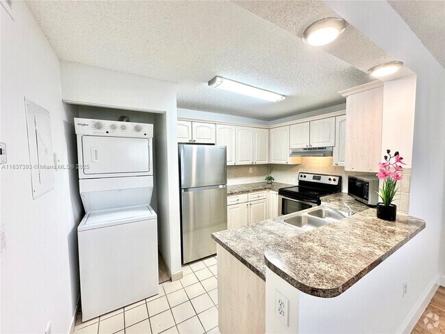 Building Photo - 351 Palm Way