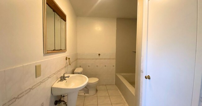 Foto del edificio - Spacious, remodeled 4 Bed, 2 Bath Home in ...