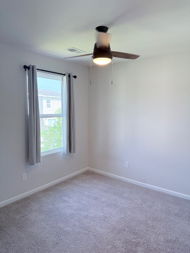 Building Photo - "Charming Coastal Retreat: 3-Bedroom on Is...