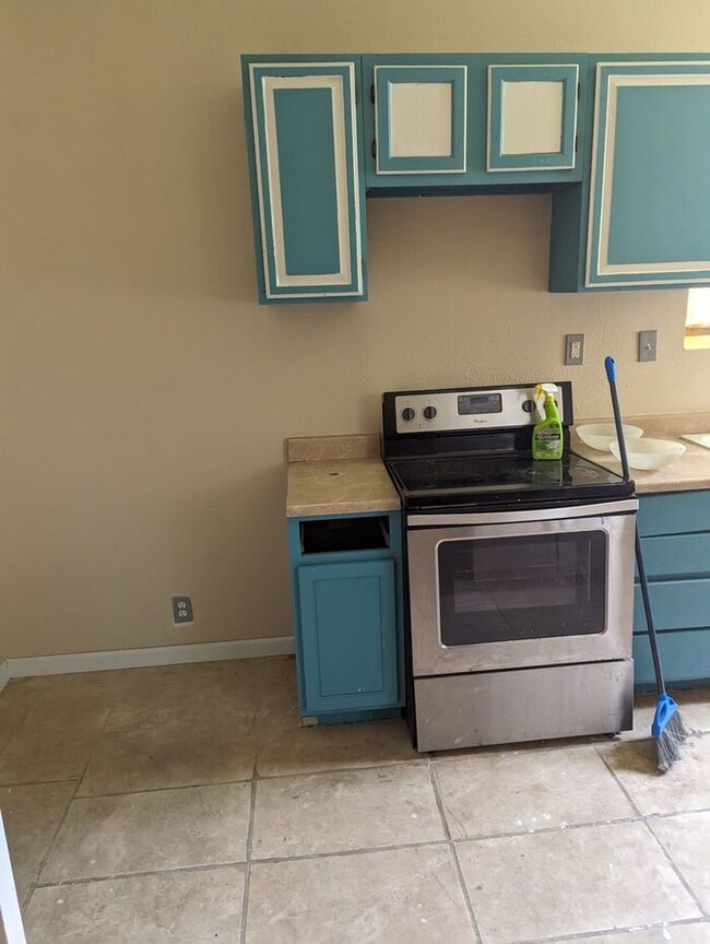 Building Photo - Wonderful 2 Bed 1 Bath Second Level Unit F...