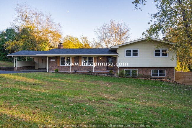 Building Photo - Large Brick Ranch Home