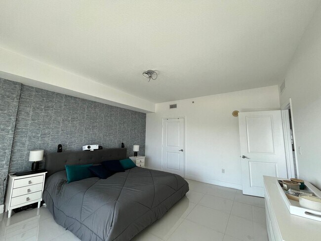 Building Photo - 7910 Harbor Island Dr