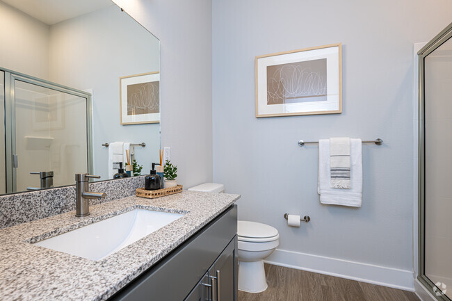 1BR, 1BA - 751SF - Primary Bathroom - Bend on Bluebonnet