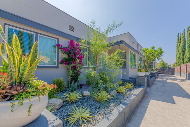 Foto del edificio - 5525 York Blvd