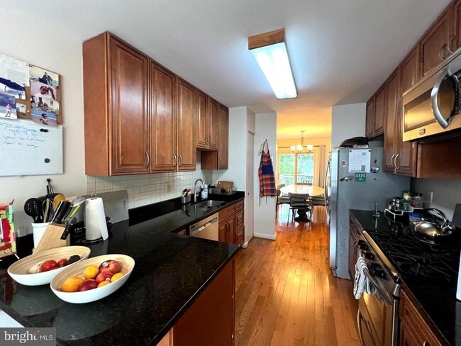 Foto del edificio - 703 Twin Holly Ln