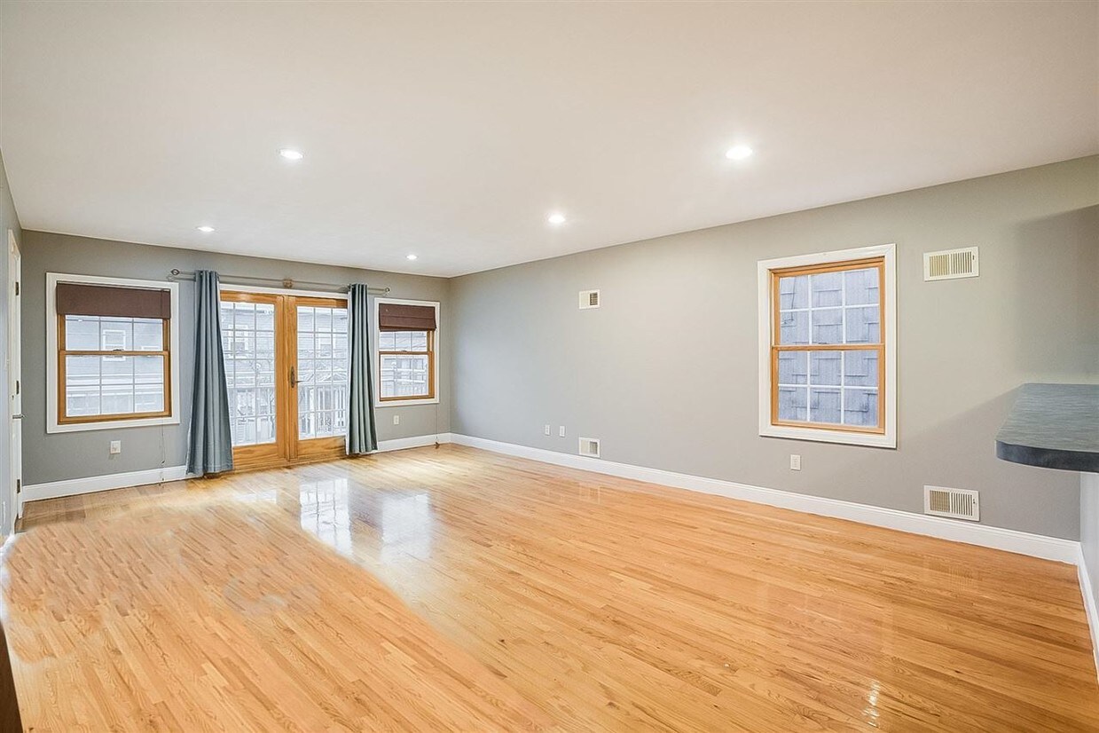 Primary Photo - 115 Webster Ave
