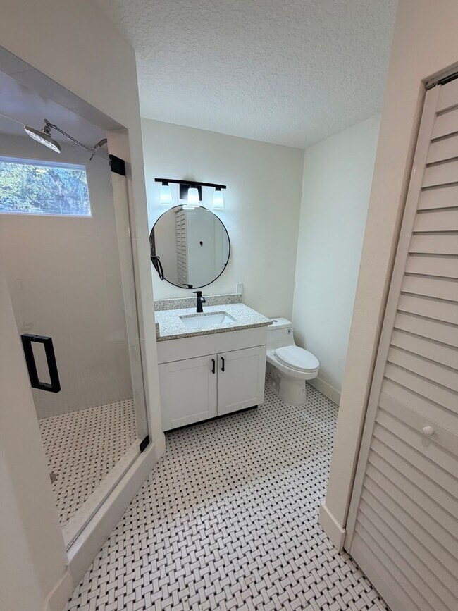 Foto del edificio - 831 Floral Dr