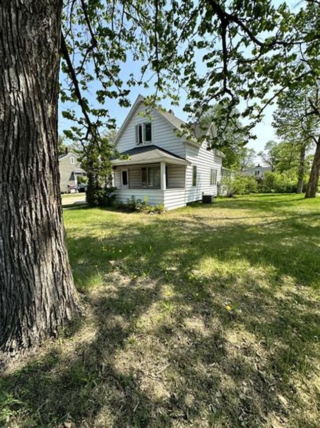 Building Photo - 4 Bedroom 2 Bathroom Home