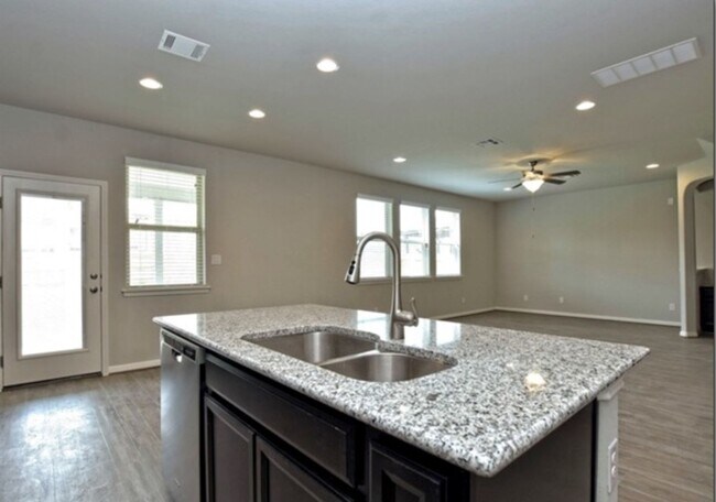Foto del edificio - GORGEOUS 4BR 2.5 BATH WITH LOTS OF NEIGHBO...
