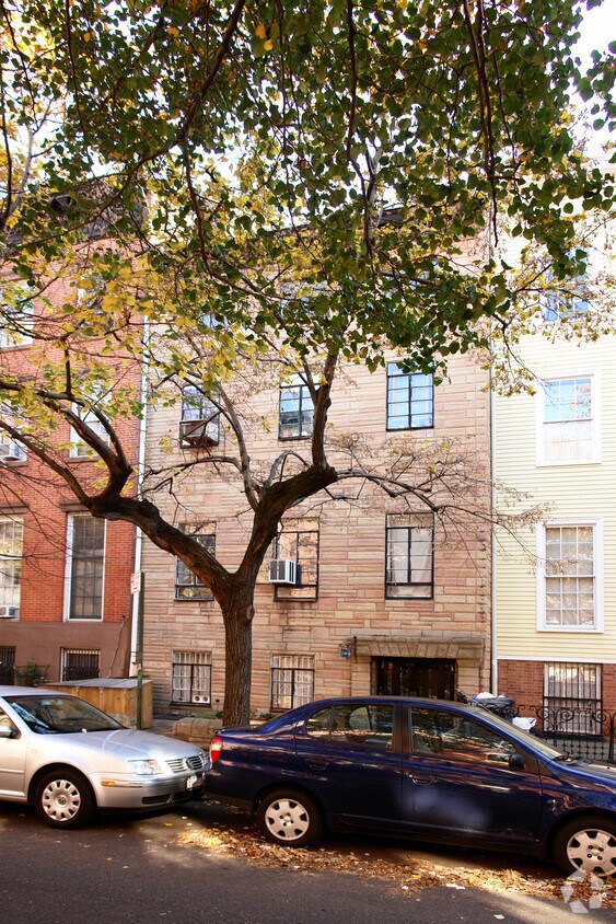 Building Photo - 135 Henry St