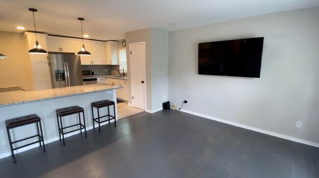 Foto del edificio - Room in Single Family Home on Cricketeer Dr