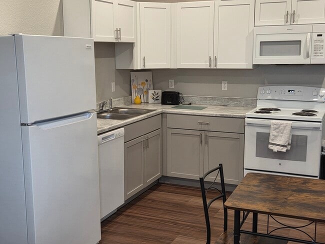 Building Photo - 5833 Homewood Dr