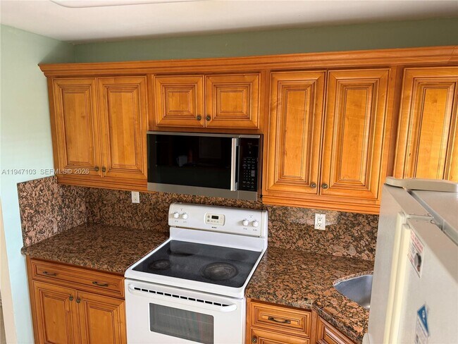 Foto del edificio - 7891 Sunrise Lakes Dr N