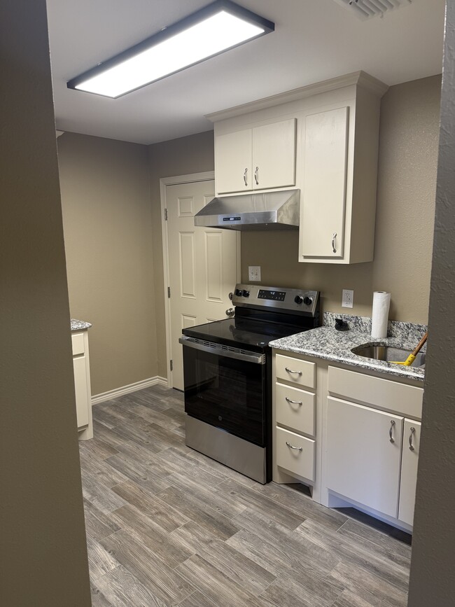 Kitchen - 2033 Shelton St