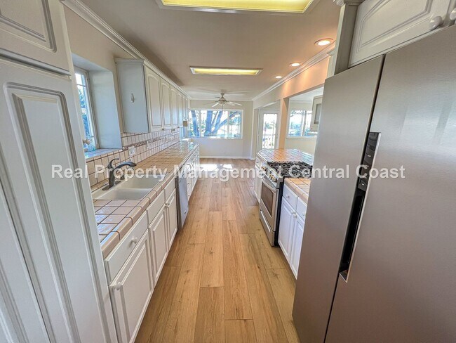 Foto del edificio - LEASE PENDING - Beautiful Home With Views ...