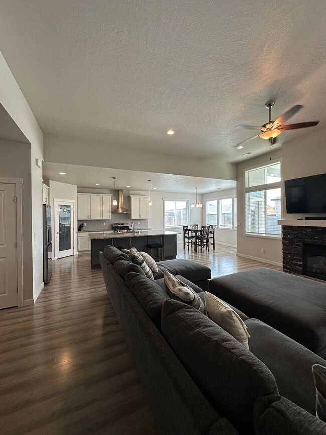 Building Photo - 3 bedroom, 2.5 bath with bonus room in Wes...