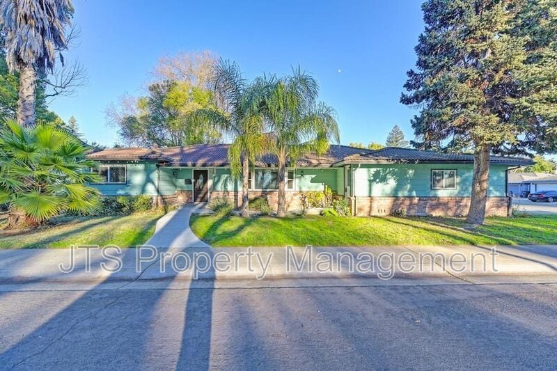 Photo - 865 Royal Green Avenue
