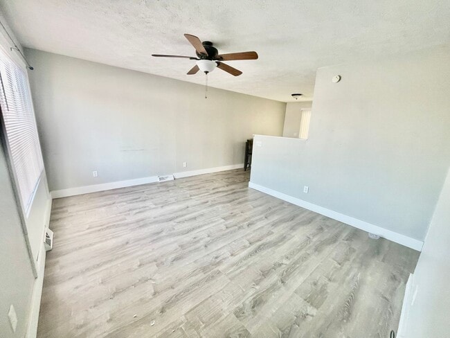 Building Photo - 3 Bed 1 Bath- South Park PA