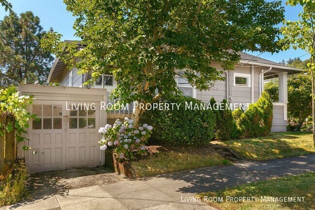 Building Photo - Two Bedroom Plus Office/Bonus Loft Bungalo...