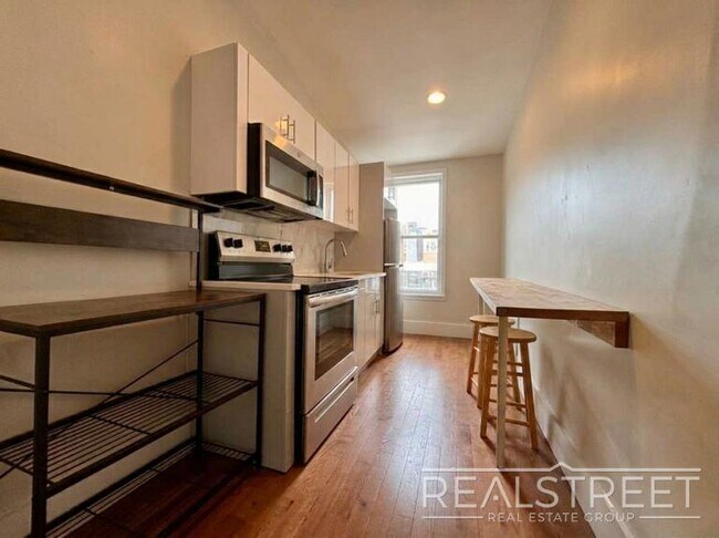 Foto del edificio - Spacious 2-Bedroom Apartment in the Heart of Bedford-Stuyvesant