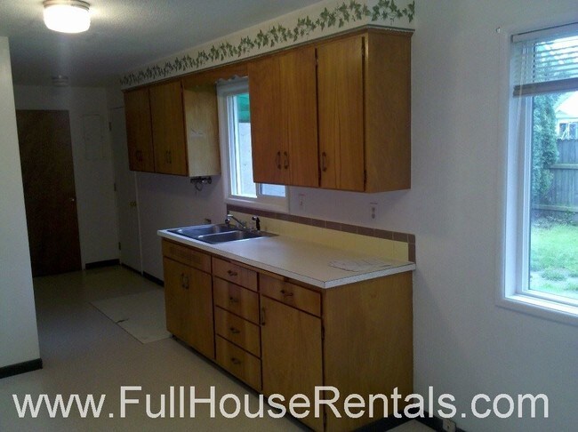 Building Photo - 96 Stults Ave