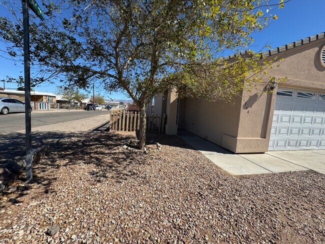 Foto del edificio - 3br 2ba Home with Garage and Yard near Rot...
