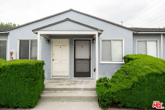 Building Photo - 1830 N Hollywood Way
