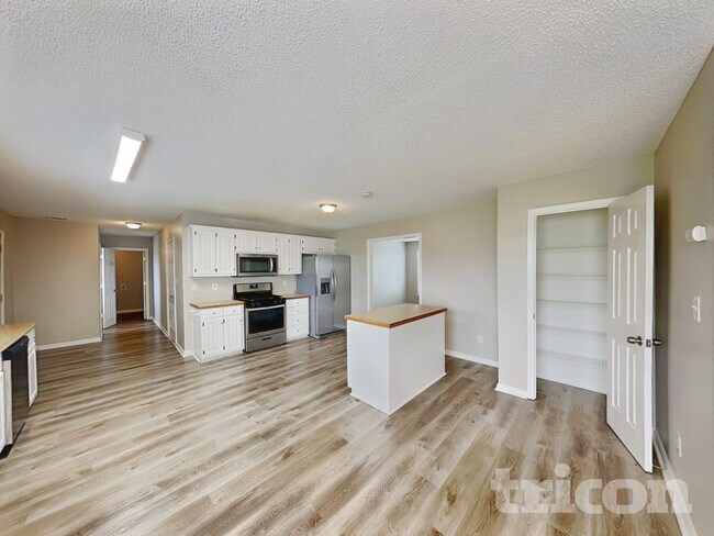 Building Photo - 1055 Maria Dr