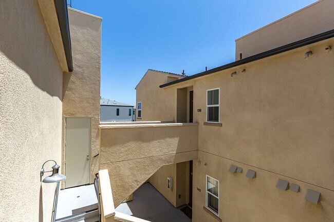 Foto del edificio - LIGHT & BRIGHT 2 BEDROOM W/GARAGE & LAUNDR...