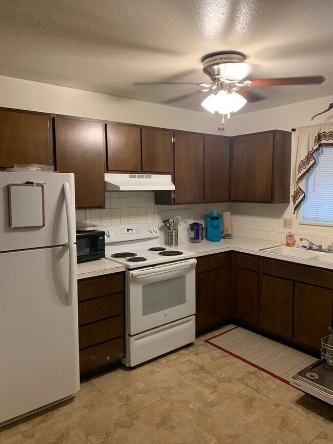 Foto del edificio - Beautiful 2 Bedroom Town Home! INCLUDED IN...