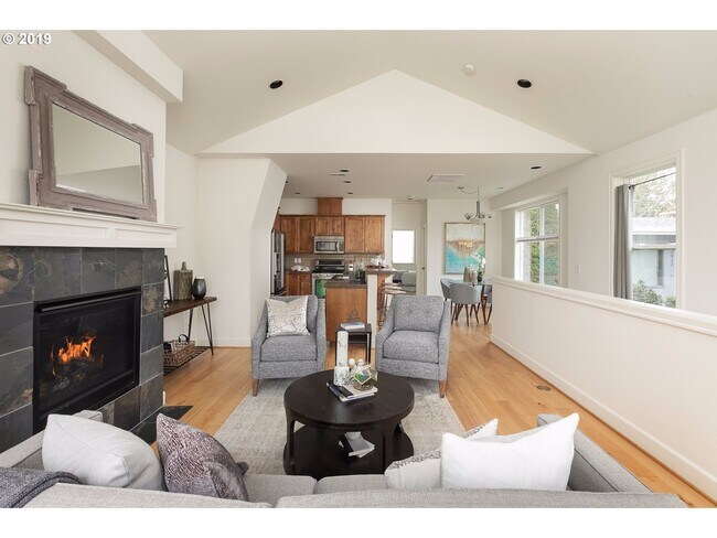 Foto del edificio - Amazing 3 bed / 2.5 bath Duplex with Bonus Room!