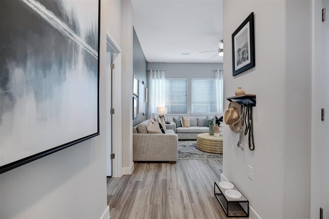 Foto del edificio - 7155 Black Beaver Cir
