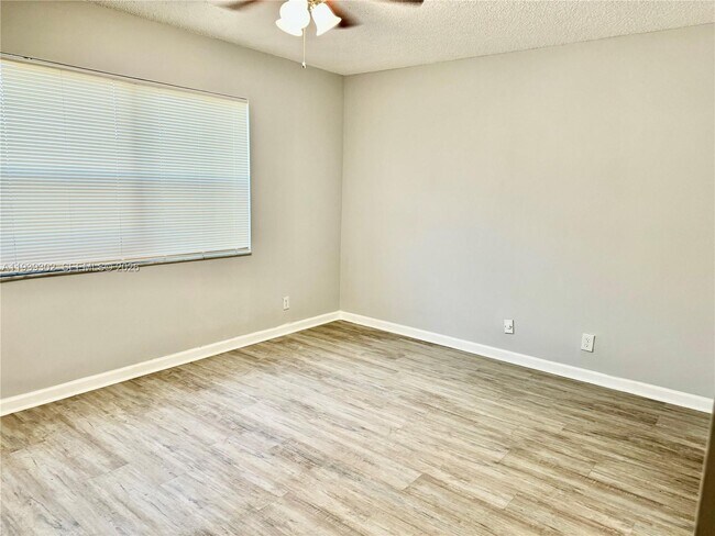 Foto del edificio - 631 Cypress Lake Blvd
