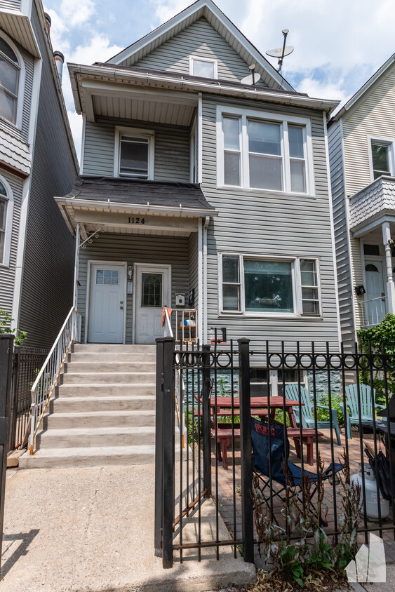 Primary Photo - 1124 W Roscoe St