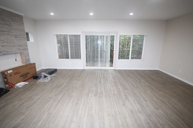 Building Photo - NEWER CONSTRUCTION 8 BEDROOM, 3 BATH HOME BY UW!