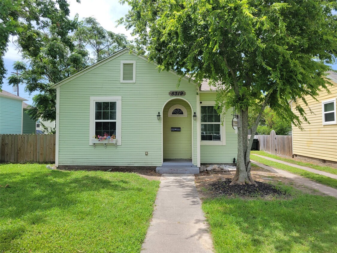 Foto principal - 5319 Avenue O