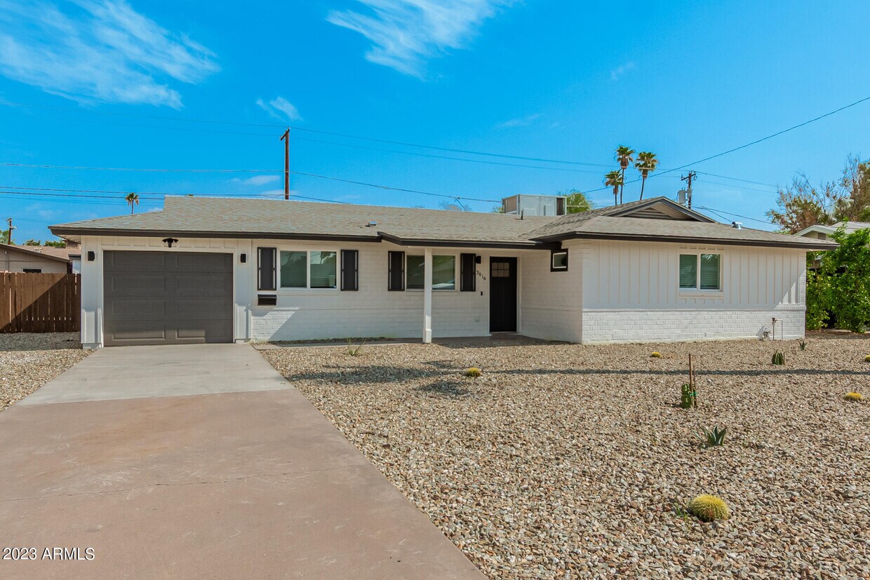 Primary Photo - 3016 E Turney Ave