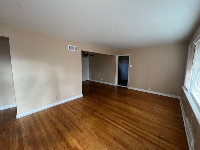 Building Photo - Private Charming Home