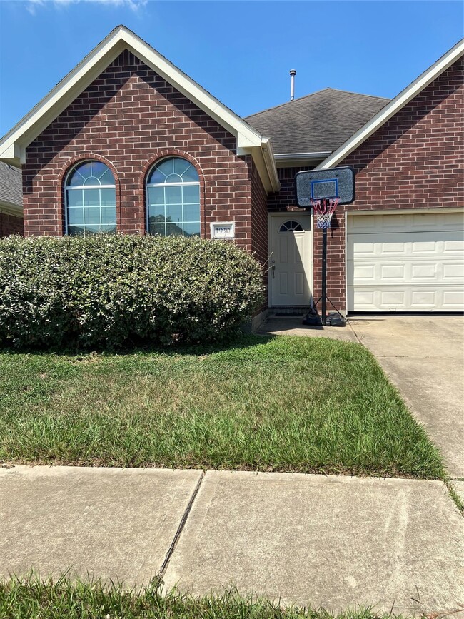 Building Photo - 1930 Shady Oaks Ct