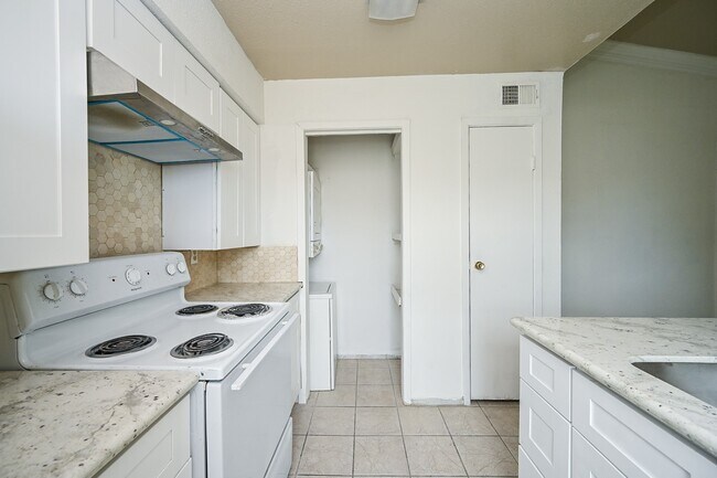 Foto del edificio - 3900 Woodchase Dr